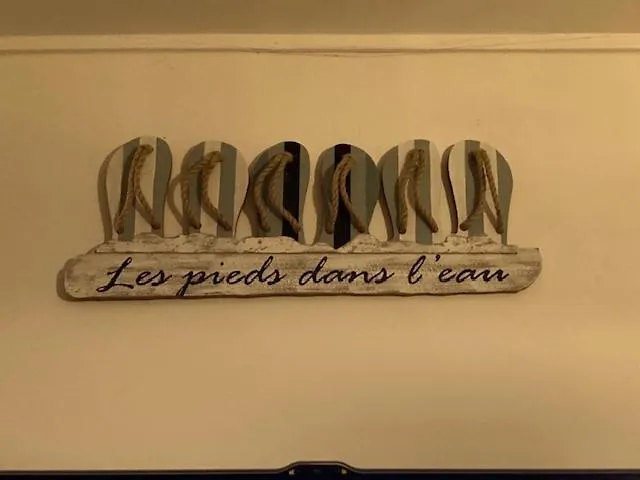 Les Pieds Dans L Eau *